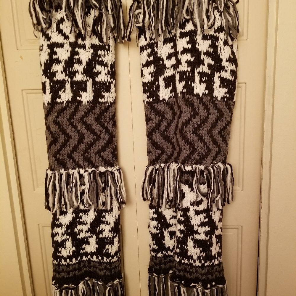 Nwot-Women's Winter wrap/shawl - Picture 6 of 6